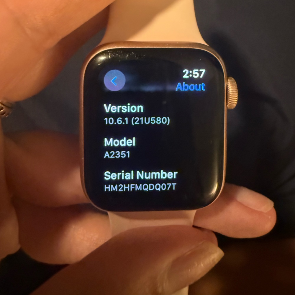 Rose Gold Apple Watch SE - Picture 6 of 6